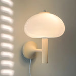 Applique murale champignon en verre blanc Bauhaus